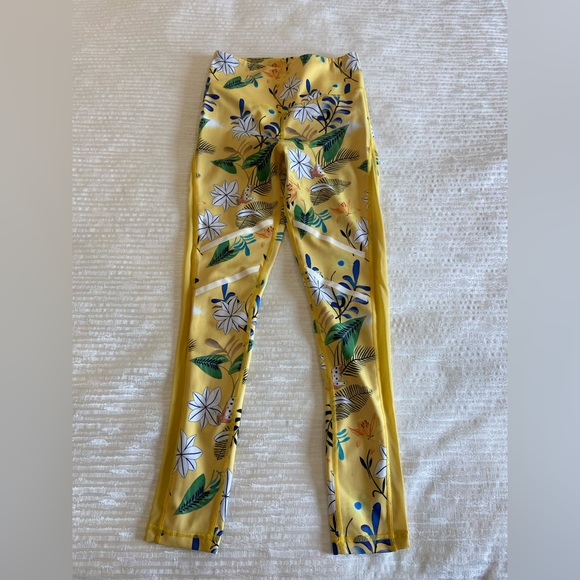 ZYIA ACTIVE Women's Yellow Floral Reflective Light n Tight Leggings 24” inseam - Picture 4 of 13